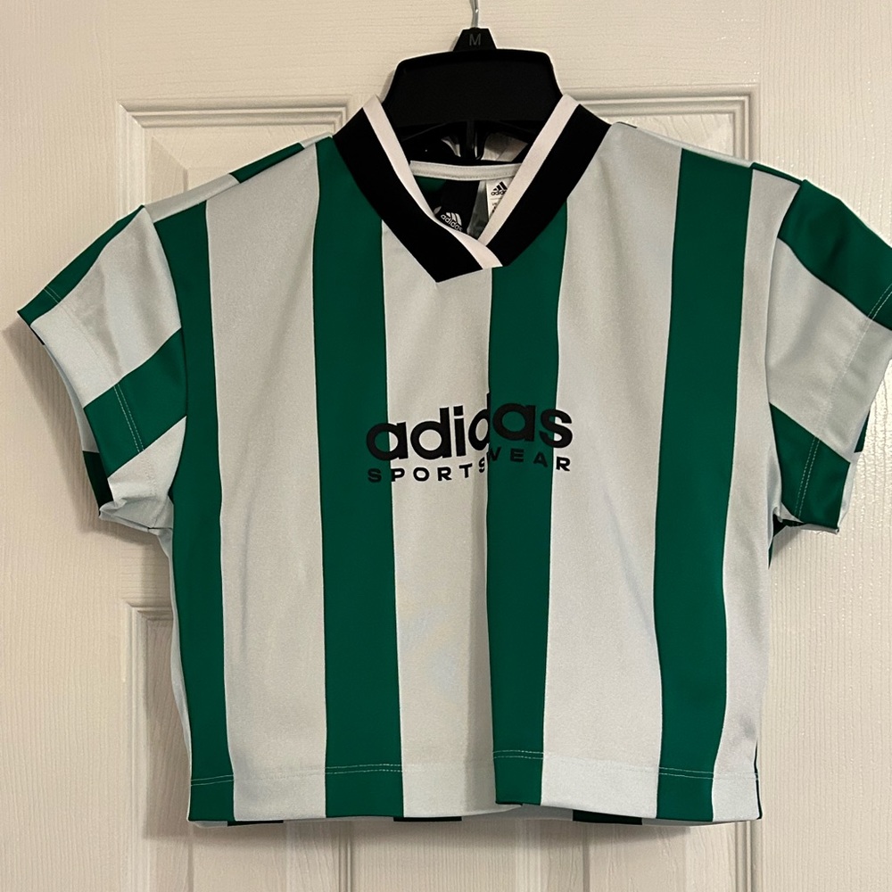 Adidas CROP JERSEY TEE MADE WITH RECYCLED MATERIALS. Size women’s (SMALL)